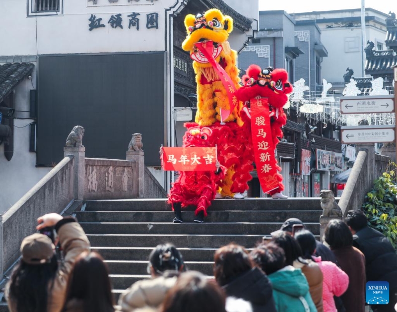 Zhejiang : des activités folkloriques traditionnelles organisées pour célébrer le Nouvel An chinois à Jiande