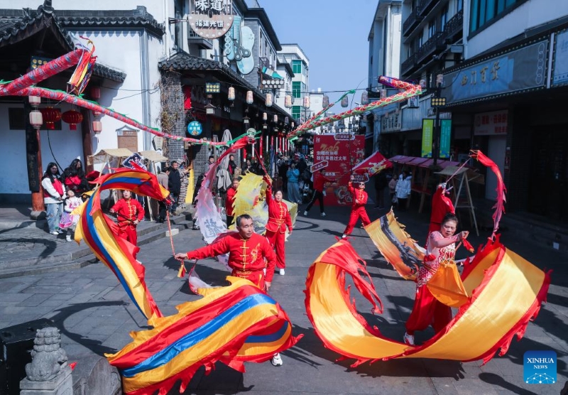 Zhejiang : des activités folkloriques traditionnelles organisées pour célébrer le Nouvel An chinois à Jiande