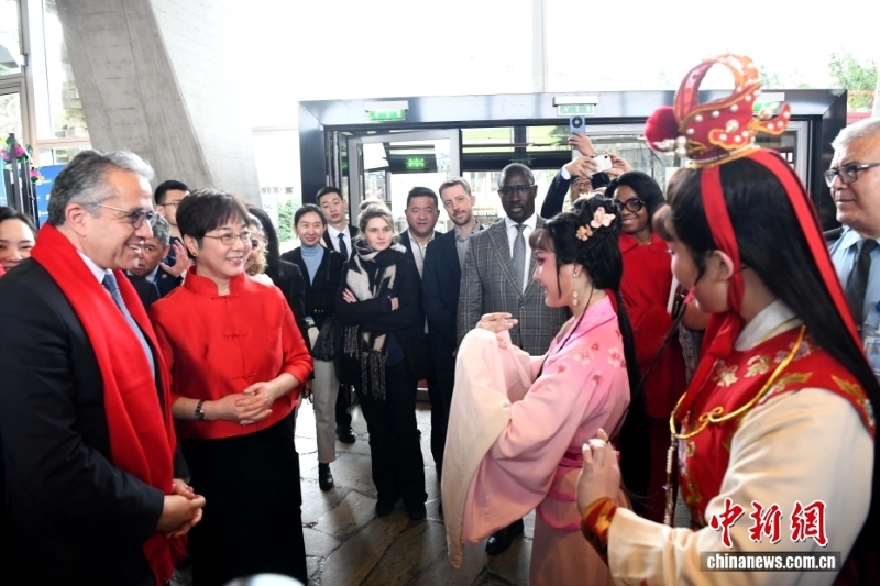 Photo montrant Khaled El-Enany  (à gauche), le Directeur général de l'UNESCO, et l'ambassadrice Yang Xinyu (à gauche), la Représentante permanente de la Chine auprès de l'UNESCO, participant à un événement. (Li Yang / China News Service)