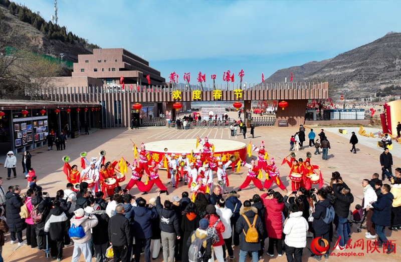 Shaanxi : la cascade de glace de Hukou célèbre le Nouvel An chinois et les coutumes folkloriques illustrent le charme de la nouvelle année