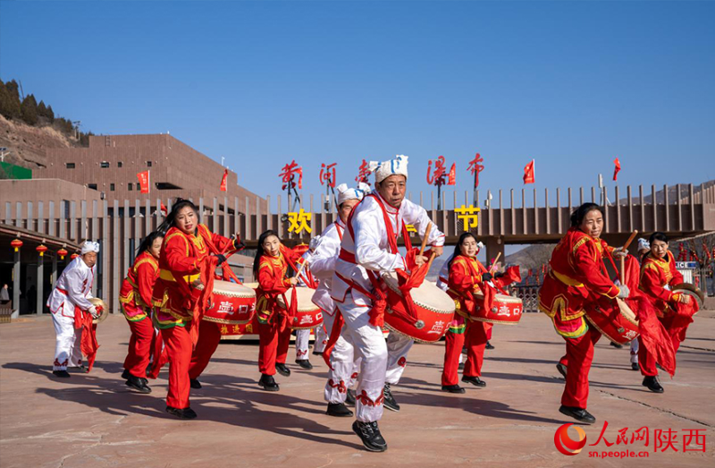 Shaanxi : la cascade de glace de Hukou célèbre le Nouvel An chinois et les coutumes folkloriques illustrent le charme de la nouvelle année