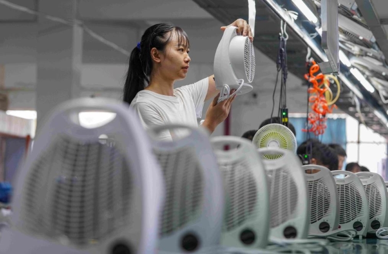 Dans une entreprise de la ville de Cixi, dans la province du Zhejiang (est de la Chine), une ouvrière met les bouchées doubles pour fabriquer des radiateurs électriques destinés à être expédiés en Europe. (Photo / Zhang Yongtao)