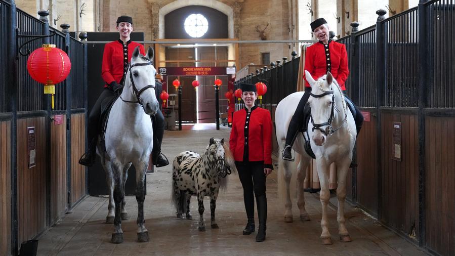 Des cavaliers posent pour une photo de groupe avant un gala célébrant l'année chinoise du Cheval aux Grandes Ecuries du domaine du château de Chantilly, dans la région Hauts-de-France, le 11 février 2026. (Xinhua/Cui Kexin)