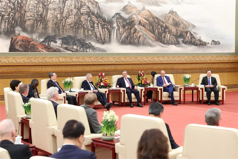 Le Premier ministre chinois organise un symposium pour les experts étrangers en Chine