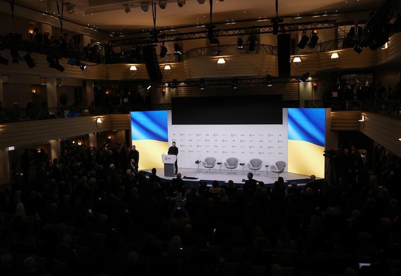 Le président ukrainien Volodymyr Zelensky s'exprime lors de la 62e Conférence de Munich sur la sécurité (MSC) à Munich, en Allemagne, le 14 février 2026. Il a déclaré que l'Ukraine était prête à conclure un accord qui apporterait une paix réelle, a rapporté l'agence de presse Ukrinform. (Xinhua/Li Ying)