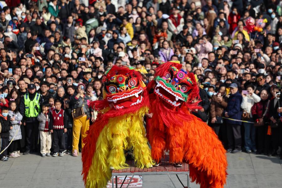 Des gens regardent un spectacle de danse du lion à Lanzhou, dans la province chinoise du Gansu (nord-ouest), le 18 février 2026. (Photo : Hou Chonghui)