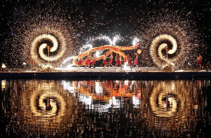 Un spectacle de feux d'artifice de fer en fusion intégré à une danse du dragon a été présenté à Xiangyang, dans la province chinoise du Hubei (centre), le 17 février 2026. (Photo : Yang Dong)
