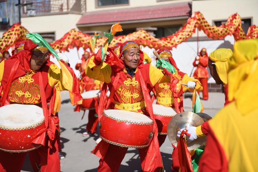 Des villageois effectuent la danse du tambour Taiping dans le village de Zijin, à Jiuquan, dans la province chinoise du Gansu (nord-ouest), le 18 février 2026. (Photo : Gao Hongshan)