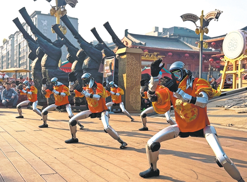 Les robots humanoïdes volent la vedette au gala télévisé de la Fête du Printemps