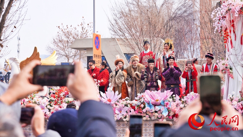 Xinjiang : ouverture du 2e défilé Shehuo d'Urumqi