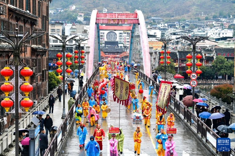Guizhou : le Festival Maolong de Shiqian, les vœux du dragon des Gelao pour la nouvelle année