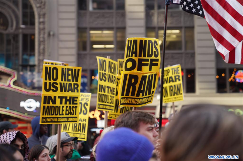 Des personnes participent à une manifestation pour dénoncer les attaques américano-israéliennes contre l'Iran, à New York, aux Etats-Unis, le 28 février 2026. (Xinhua/Zhang Fengguo)