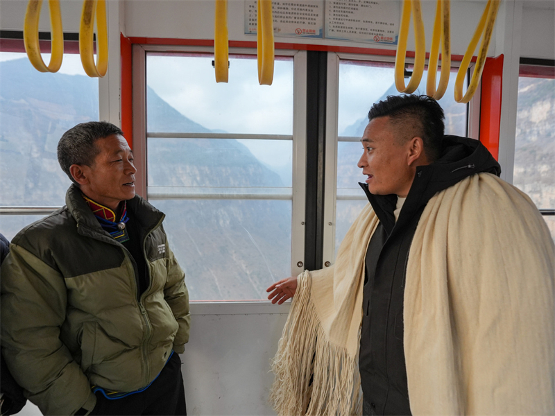 Sichuan : un député à l'APN guide un village au bord d'une falaise vers la revitalisation rurale