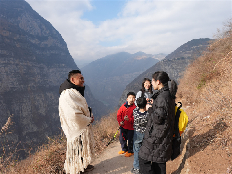 Sichuan : un député à l'APN guide un village au bord d'une falaise vers la revitalisation rurale