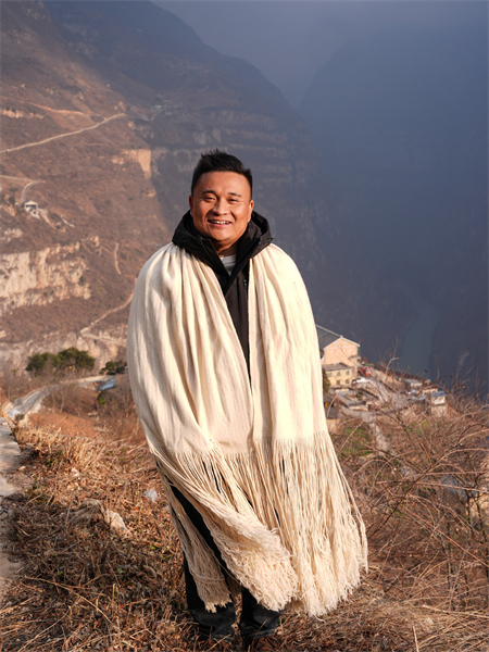 Sichuan : un député à l'APN guide un village au bord d'une falaise vers la revitalisation rurale