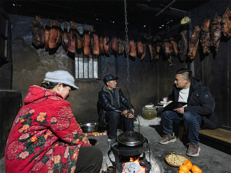 Sichuan : un député à l'APN guide un village au bord d'une falaise vers la revitalisation rurale