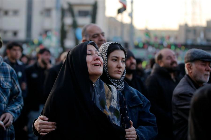 Des personnes se rassemblent pour pleurer la mort du guide suprême iranien, Ali Khamenei, à Téhéran, en Iran, le 1er mars 2026. (Xinhua)