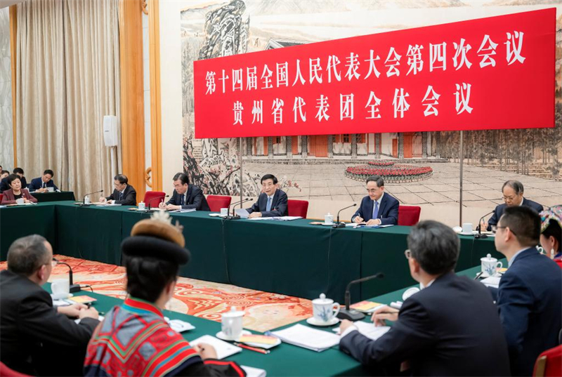 Des dirigeants chinois assistent à des délibérations de la session législative annuelle