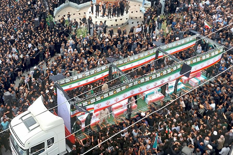 Des citoyens se rassemblent pour une cérémonie funéraire de masse en hommage aux élèves et aux membres du personnel tués dans une attaque américano-israélienne contre une école à Minab, dans la province méridionale iranienne d'Hormozgan, le 3 mars 2026. (Mehr News Agency/Xinhua)