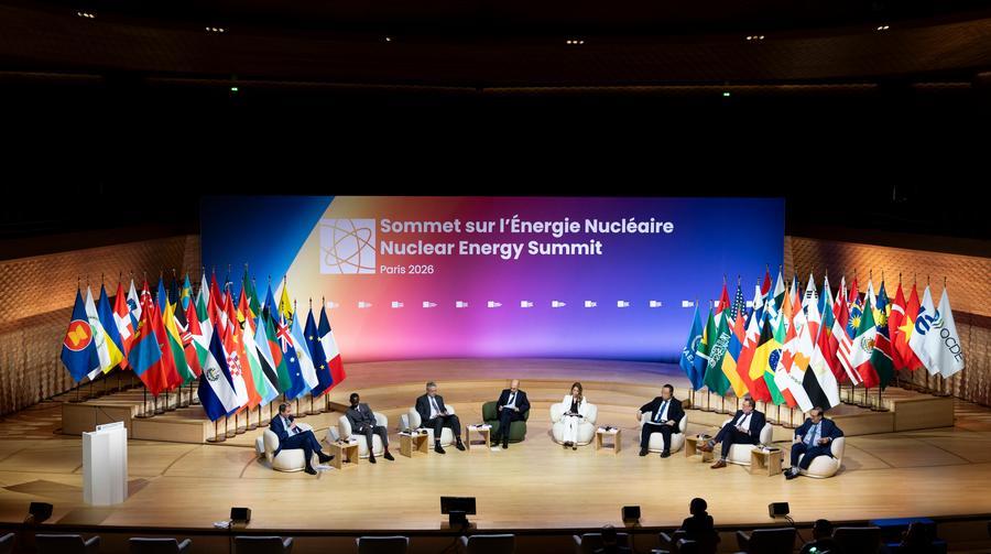Photo prise le 10 mars 2026 montrant une table ronde lors du deuxième Sommet sur l'énergie nucléaire à Paris, en France. (Xinhua/Wu Huiwo)