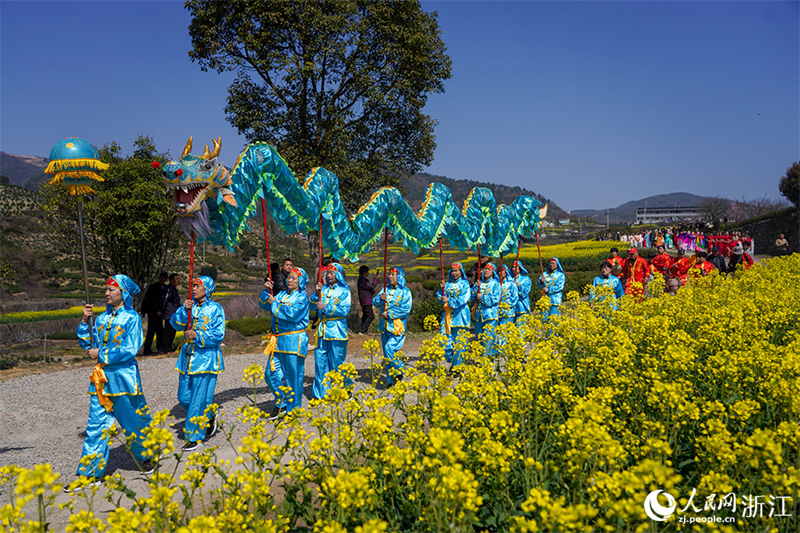 Zhejiang : une mer de fleurs et de visiteurs peignent un magnifique paysage printanier à Shengzhou