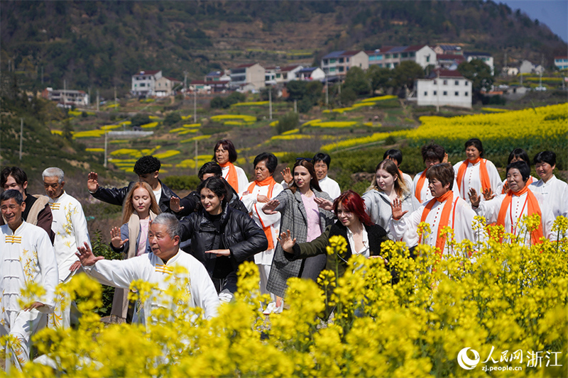 Zhejiang : une mer de fleurs et de visiteurs peignent un magnifique paysage printanier à Shengzhou