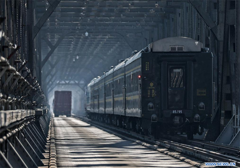 Un train international de passagers reliant la Chine à la RPDC arrive à Pyongyang