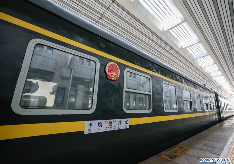 Un train international de passagers reliant la Chine à la RPDC arrive à Pyongyang