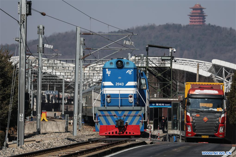 Un train international de passagers reliant la Chine à la RPDC arrive à Pyongyang