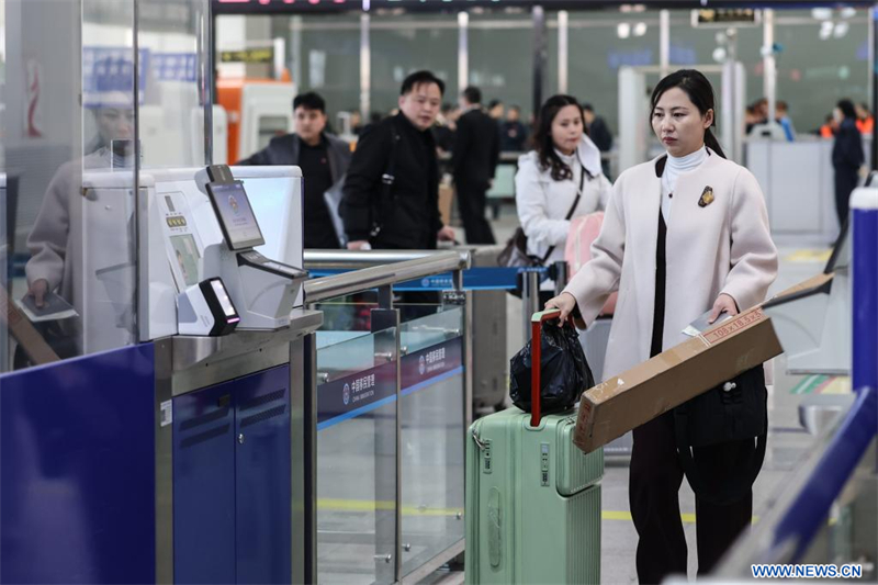 Un train international de passagers reliant la Chine à la RPDC arrive à Pyongyang