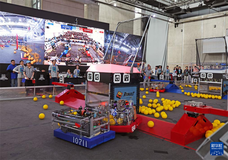 Shanghai : des adolescents chinois et étrangers s'affrontent dans une compétition de robotique