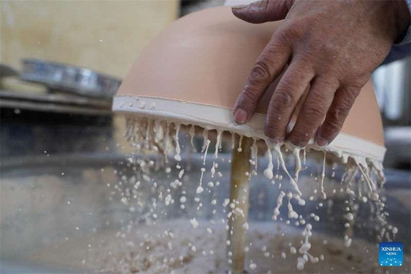 Jiangxi : histoire en photos d'un artisan de la porcelaine coquille d'œuf à Jingdezhen