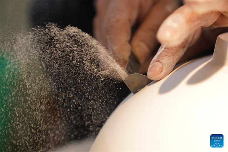Jiangxi : histoire en photos d'un artisan de la porcelaine coquille d'œuf à Jingdezhen