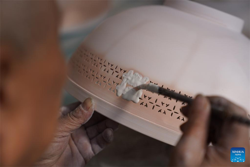 Jiangxi : histoire en photos d'un artisan de la porcelaine coquille d'œuf à Jingdezhen