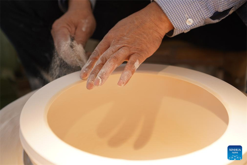 Jiangxi : histoire en photos d'un artisan de la porcelaine coquille d'œuf à Jingdezhen