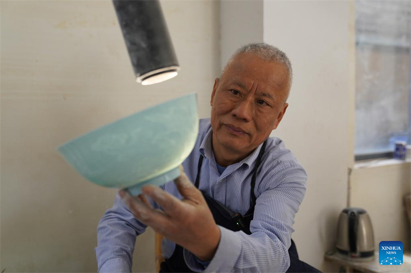 Jiangxi : histoire en photos d'un artisan de la porcelaine coquille d'œuf à Jingdezhen
