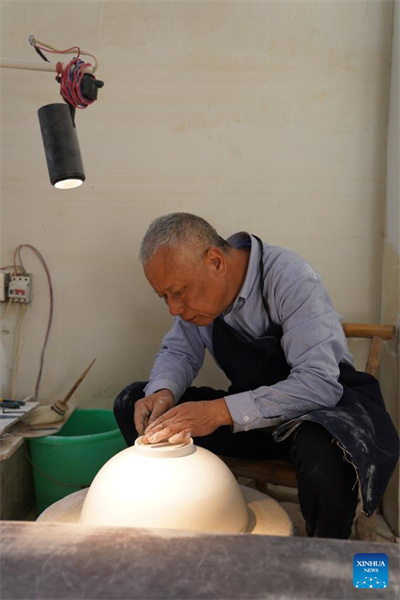 Jiangxi : histoire en photos d'un artisan de la porcelaine coquille d'œuf à Jingdezhen