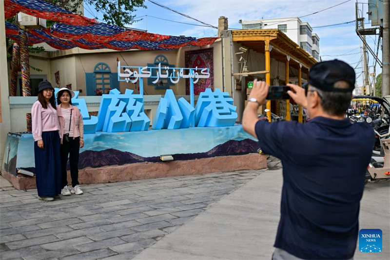 Xinjiang : la ville de Kuqa attire les visiteurs pour découvrir une histoire vivante