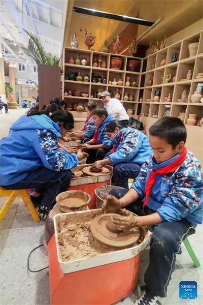 Xinjiang : la ville de Kuqa attire les visiteurs pour découvrir une histoire vivante