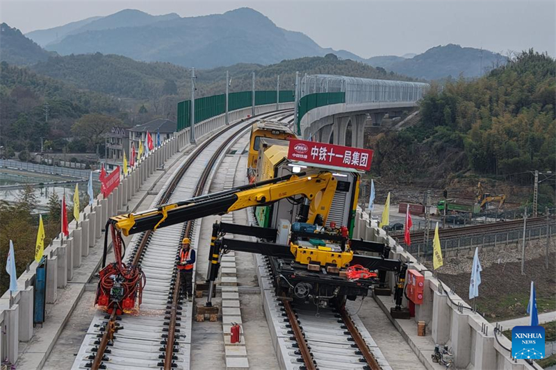 Zhejiang : un appareil de soudage intelligent fait ses débuts sur un chantier de construction ferroviaire