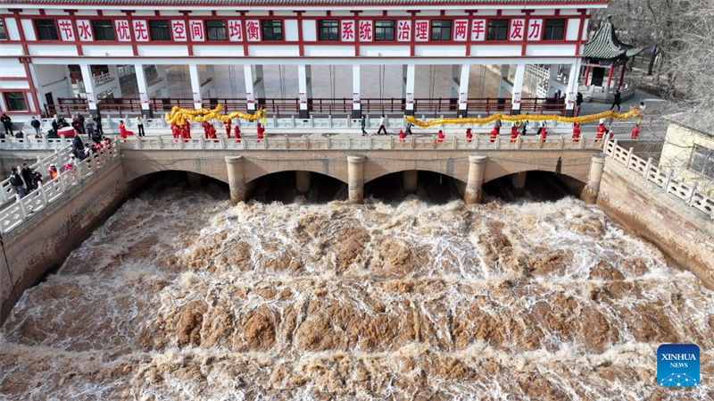 Ningxia : une écluse ouverte détourne l'eau du fleuve Jaune pour l'irrigation à Qingtongxia
