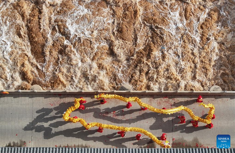 Ningxia : une écluse ouverte détourne l'eau du fleuve Jaune pour l'irrigation à Qingtongxia