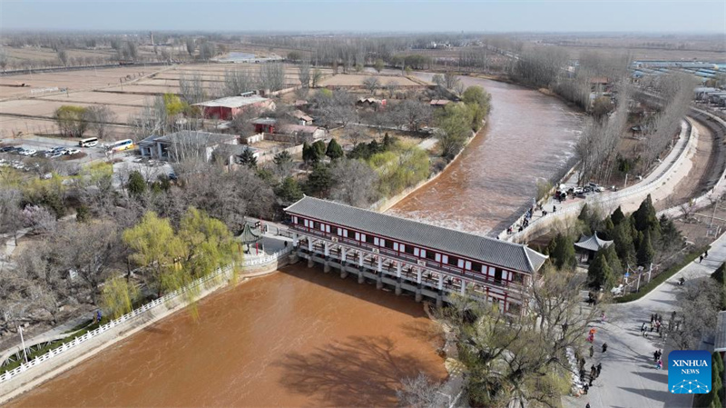 Ningxia : une écluse ouverte détourne l'eau du fleuve Jaune pour l'irrigation à Qingtongxia