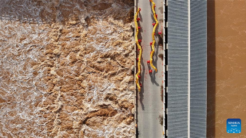 Ningxia : une écluse ouverte détourne l'eau du fleuve Jaune pour l'irrigation à Qingtongxia