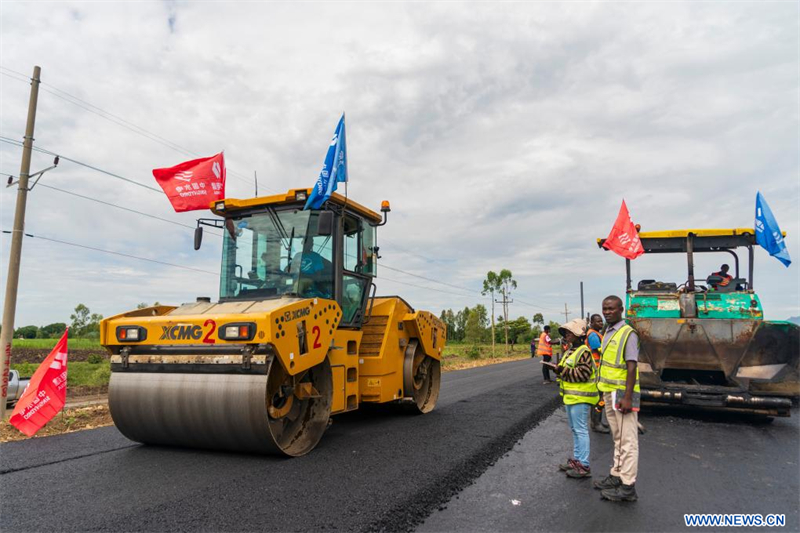 Vue de travaux d'une route construite par la Power Construction Corporation of China (PowerChina) dans une zone de culture de la canne à sucre à Kisumu, au Kenya, le 27 février 2026. (Xinhua/Xie Jianfei)