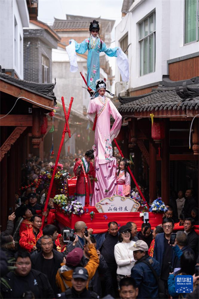 Sichuan : la parade du patrimoine immatériel du « Théâtre aérien » à Jiusi