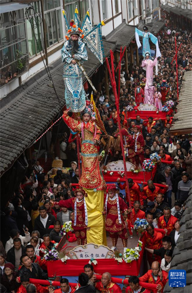 Sichuan : la parade du patrimoine immatériel du « Théâtre aérien » à Jiusi