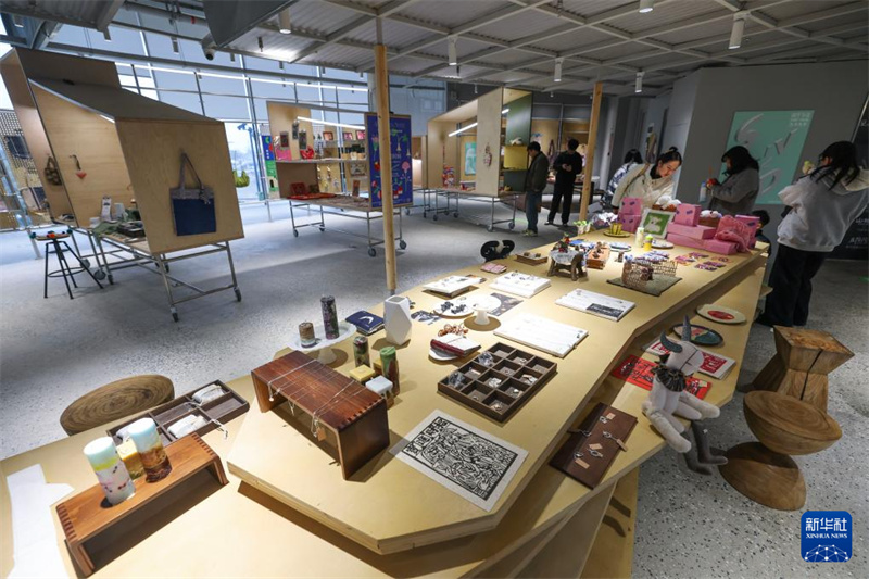 Zhejiang : un nouveau lieu emblématique culturel à Jiaxing stimule la consommation touristique au printemps