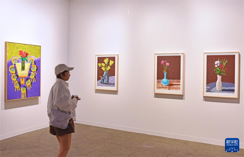 Une femme visite le vernissage de l'exposition Art Basel Hong Kong 2026, le 25 mars. (Chen Duo/Xinhua)