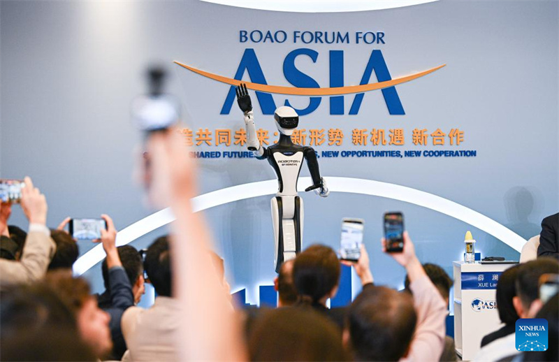 Hainan : les robots intelligents soutiennent la conférence annuelle 2026 du Forum de Bo'ao pour l'Asie